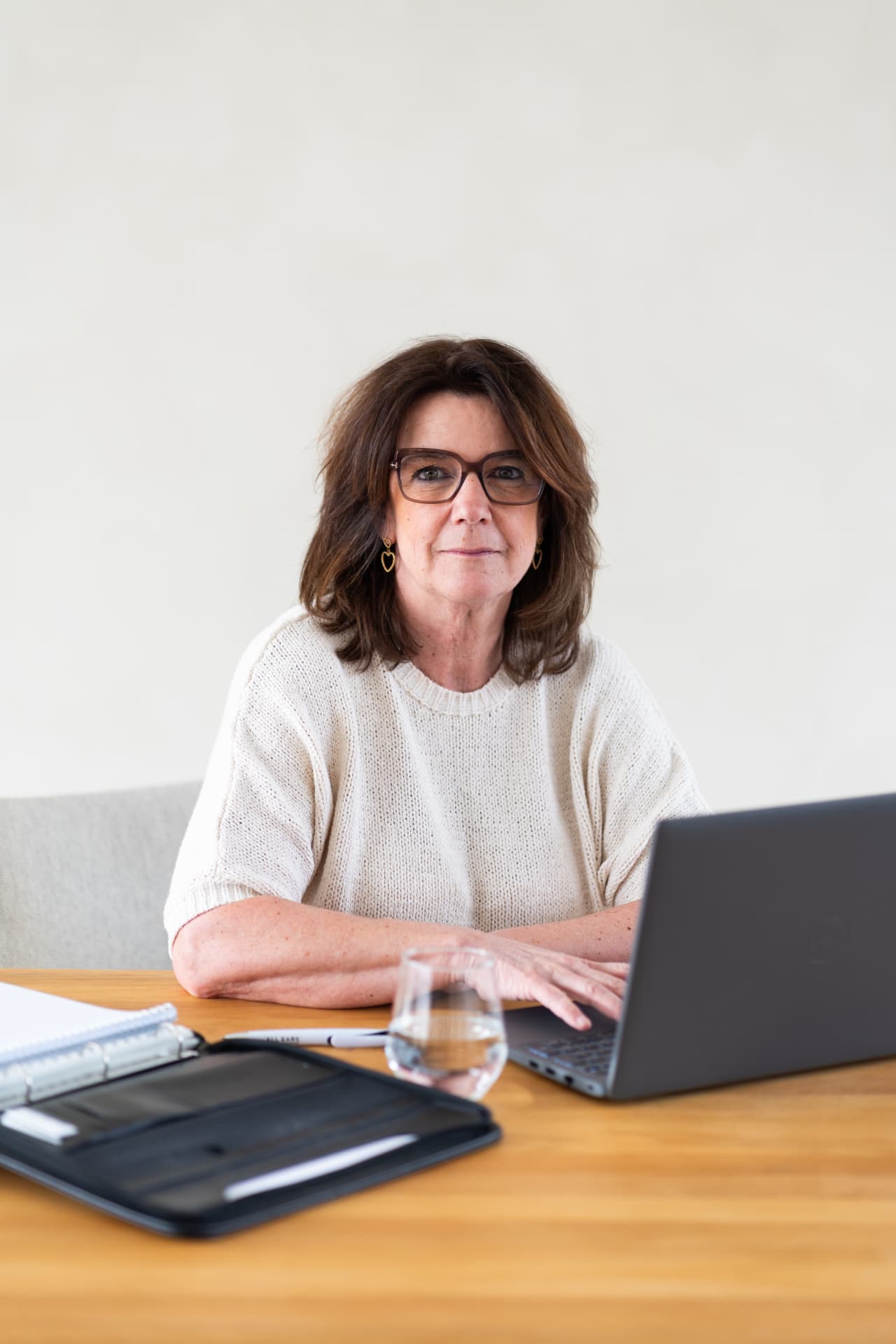 Jacqueline van der Vliet achter haar bureau